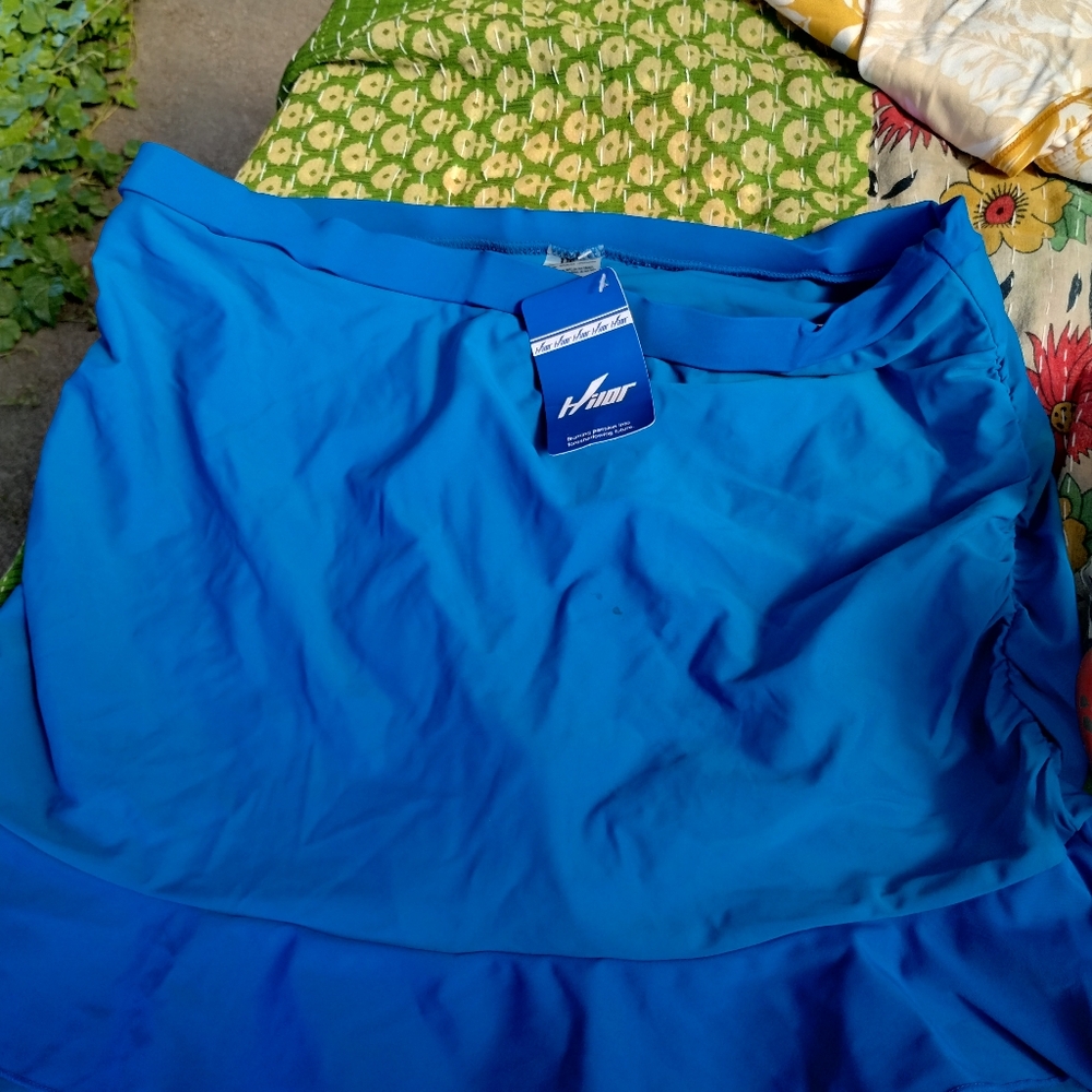 Hilor bathing suit skirt new with tags. Size 20.